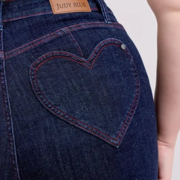 Judy Blue Plus‎ Size HW Heart Shaped Pkts & Red Contrast Thread Denim Shorts - Picture 5 of 6